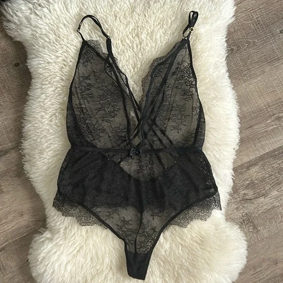 Victoria’s Secret lace strap you back lace teddy bodysuit size M - Picture 4 of 9